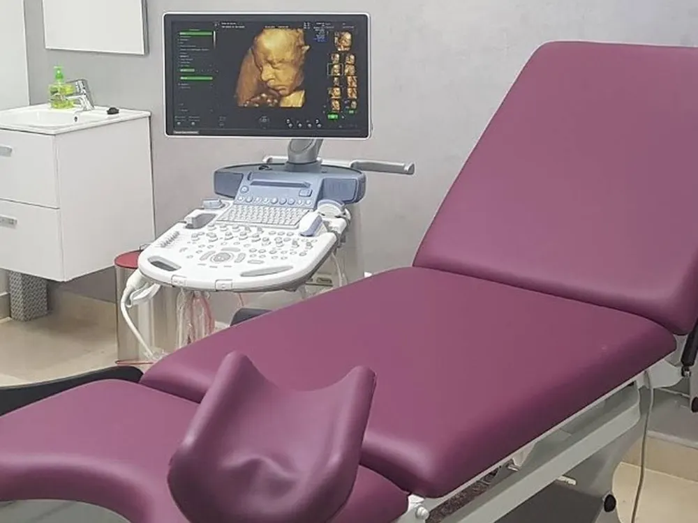 Salle d’échographie gynécologique et obstétricale du cabinet Dr Hanan Hssini à Oujda